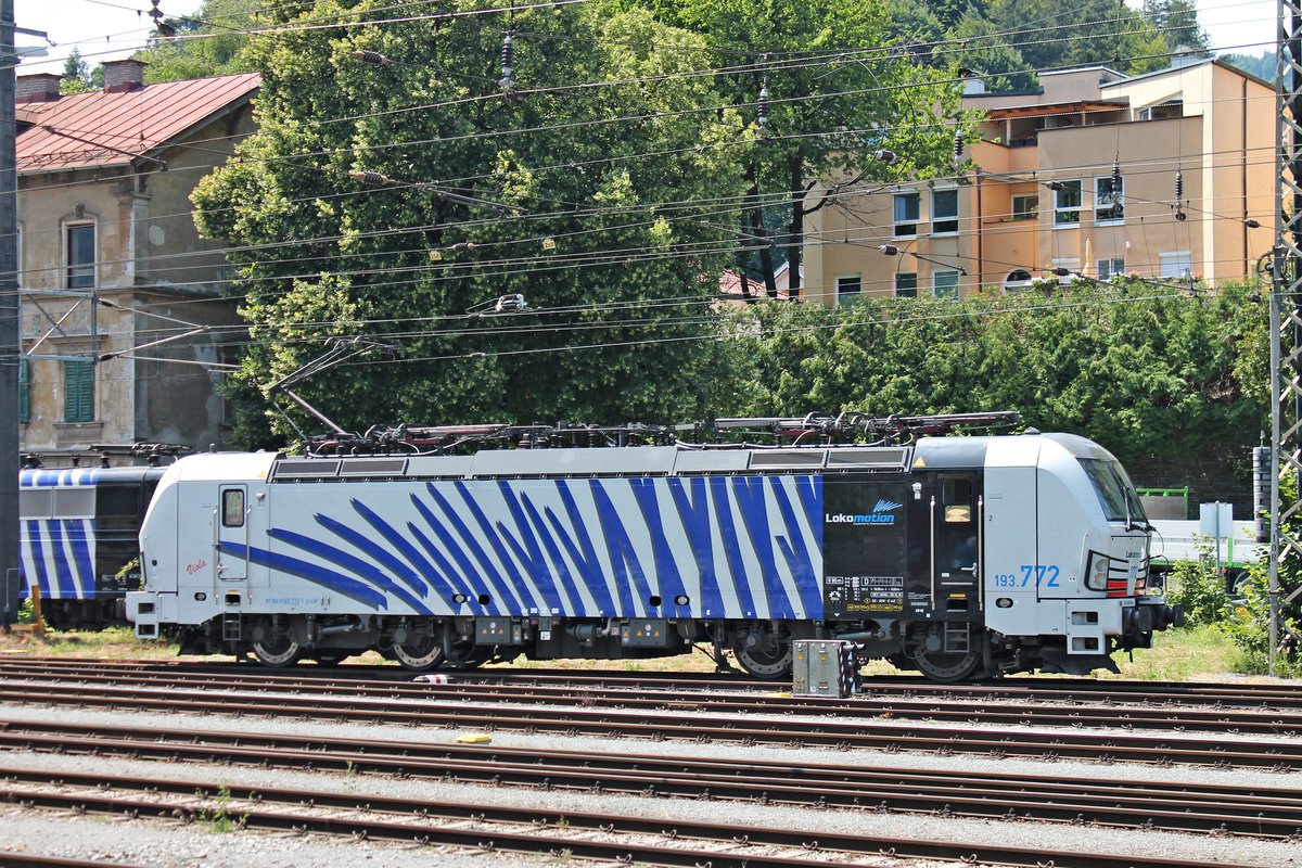 Portrait von 193 772  Viola , als diese am Mittag des 02.07.2018 im Bahnhof von Kufstein rangierte, um sich an MRCE/LM X4 E-664 (193 664-0) zu hängen und später dann einen KLV gen Brenner zu bespannen.