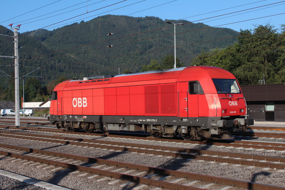 Portrait der 2016 079
Sie wurde 2004 mit der Fabriknummer 21003 bei Siemens gebaut und besitzt einen 2000kW starken 16-Zylinder Dieselmotor der einen Generator antreibt welcher ca 1700kW
Antriebsleistung liefert.
Stationiert ist die 2016 079 in Graz.

Hier steht sie als SLZ18180 in der ersten Morgensonne in Frohnleiten und wartet auf ihren Einsatz als Arbeitszuglok A01Fro am 12.9.2019.