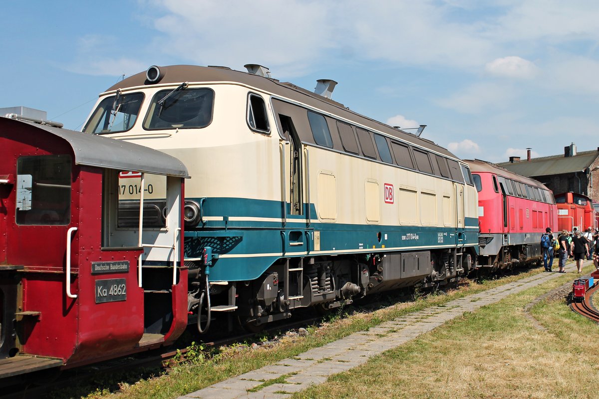 Portrait von 217 014-0, als diese am 22.06.2019 zwischen Ka 4862 (ex. 381 005-8) und 215 049-8 auf einem Abstellgleis  im DB Museums in Koblenz Lützel während des Sommerfestes stand.