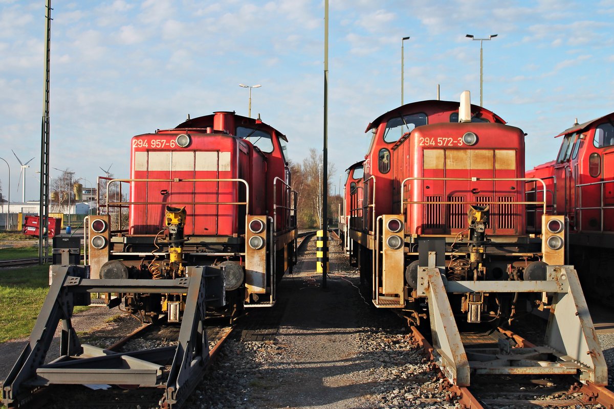 Portrait von 294 957-6 und 294 572-3, als diese am Nachmittag des 24.03.2019 zusammen mit weiteren V90 bei der Franziusstraße im Hafen von Bremerhaven abgestellt standen und dort auf ihren nächsten Einsatz warteten.