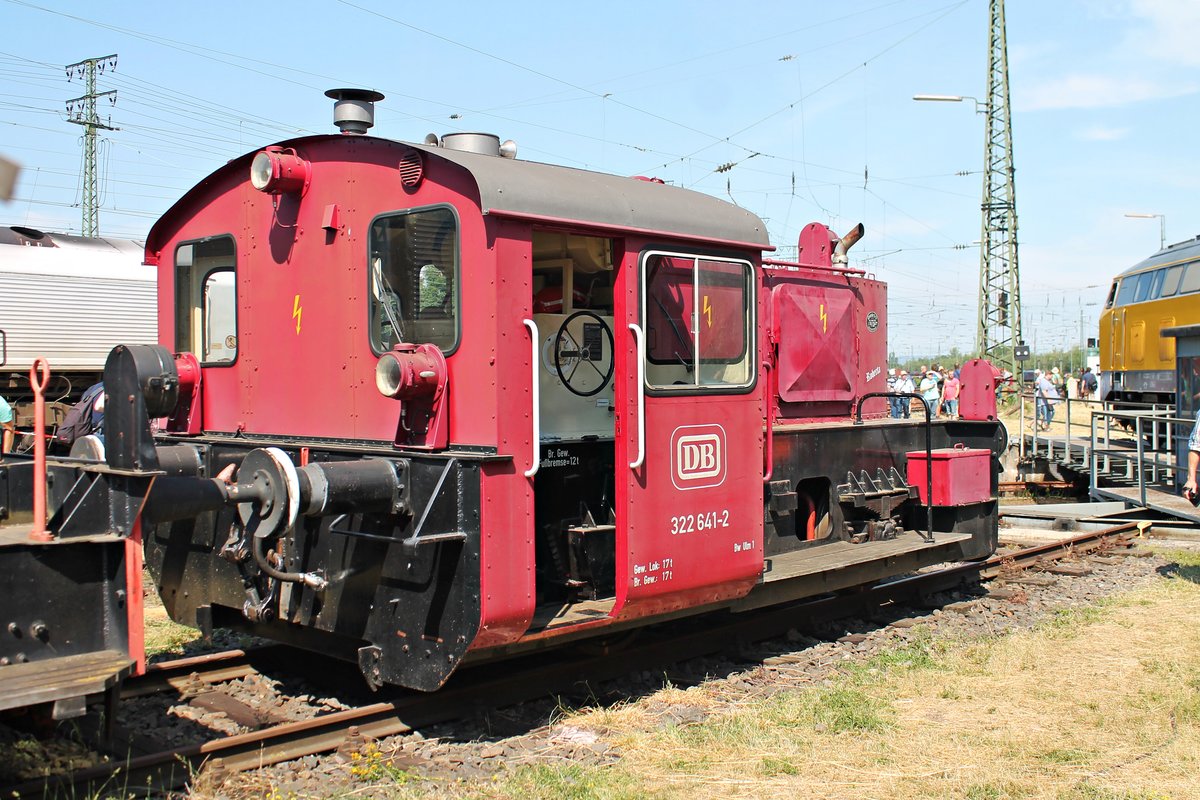 Portrait von 322 641-2, als diese am 22.06.2019 zusammen mit Kö 0278 auf einem Abstellgleis der Drehscheibe im DB Museums in Koblenz Lützel während des Sommerfests stand.