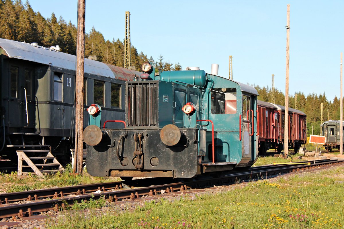 Portrait von 323 804-5 (ex. Köf 6734 / 70.614) der IG 3Seenbahn e.V., als diese in der Abendsonne des 31.05.2020 im Bahnhof von Seebrugg abgestellt stand.