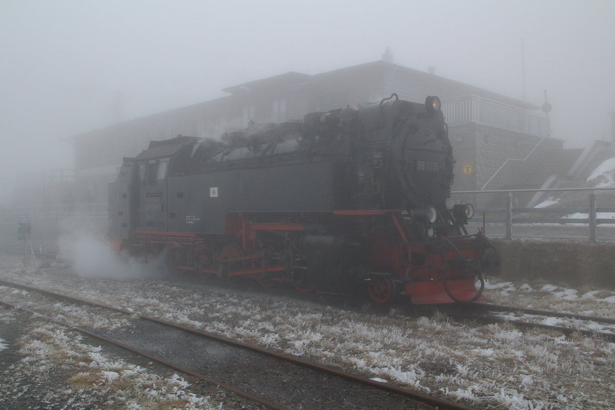 Portrait von 99 7235. Gerade hat sie den ersten Zug des Tages P8931 (Wernigerode - Brocken) hinauf auf den Brocken gebracht.

Brocken, 18. Dezember 2016