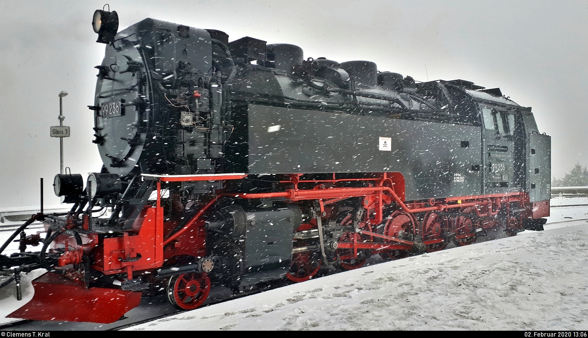 Portrait von 99 7236-5 (99 236) der Harzer Schmalspurbahnen GmbH (HSB) als P 8930 nach Wernigerode Hbf, der bei Schneetreiben im Startbahnhof Brocken auf der Brockenbahn (Bahnstrecke Drei Annen Hohne–Brocken | KBS 325) steht.
(Smartphone-Aufnahme)
[2.2.2020 | 13:06 Uhr]