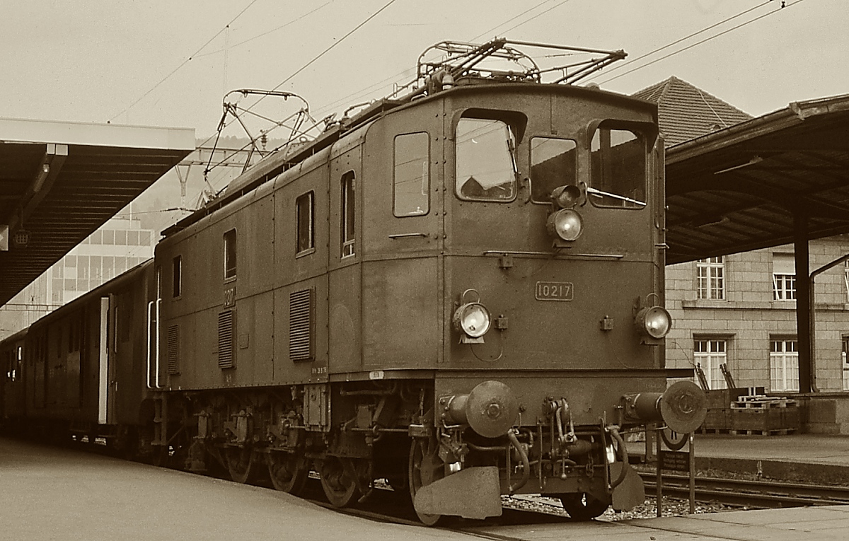 Portrait der Ae 3/5 10217 im Mai 1980 im Bahnhof Biel. Die Lok bliebt als historisches Fahrzeug erhalten.