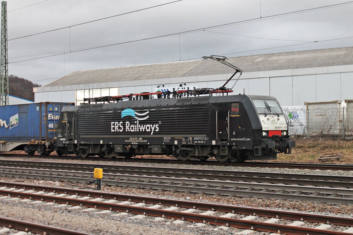 Portrait am 21.02.2017 von MRCE/ERSR ES 64 F4-208 (189 208-2)  ERS Railways , als diese mit dem DGS 40031 (Rotterdam Waalhaven - Melzo Scalo) auf dem Überholgleis in Efringen-Kirchen einfuhr.