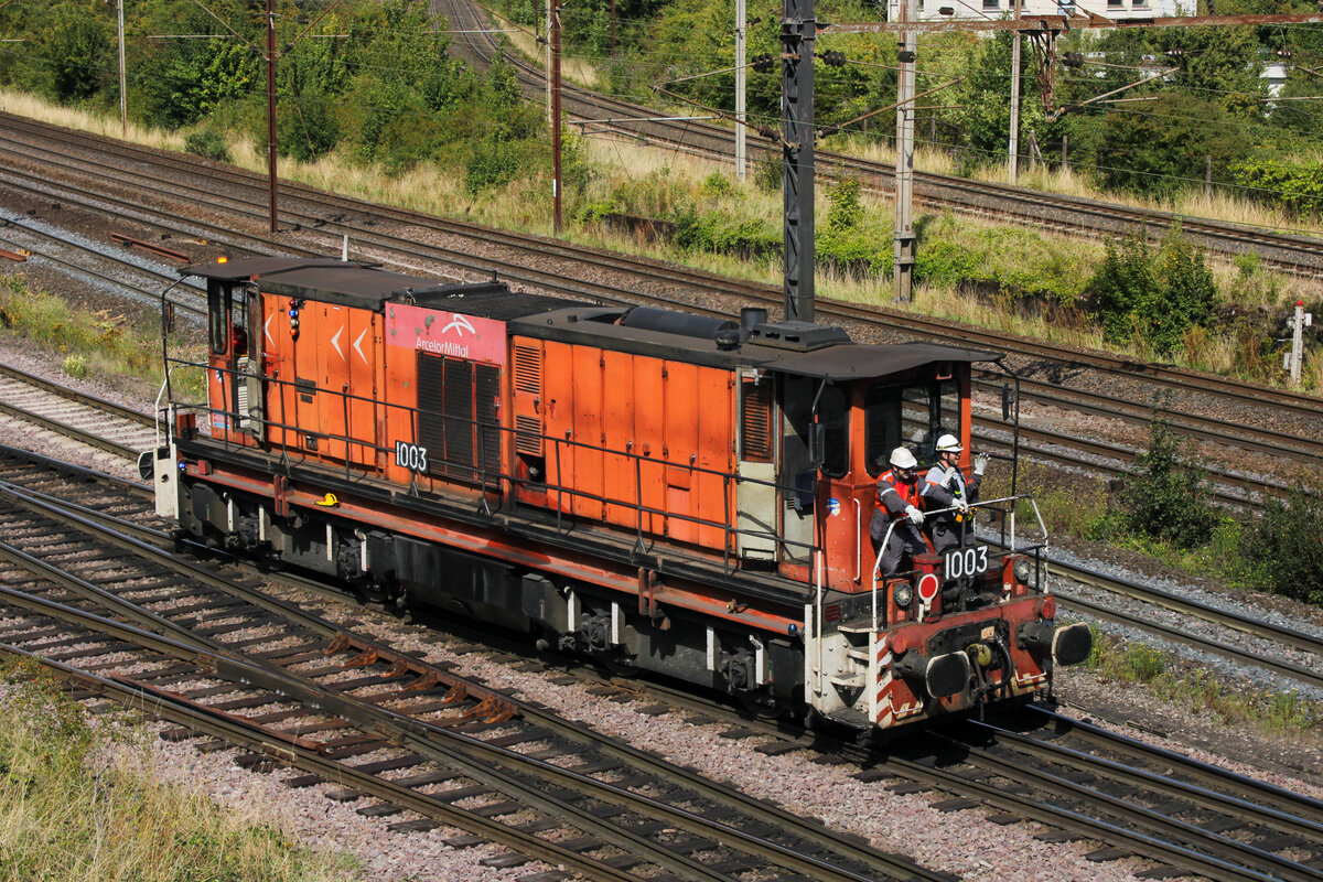 Portrait der ArcelorMittal 1003. Die beiden Herren auf der Lokomotive haben sichtlich Spaß bei ihrer kleinen Gesangseinlage während dem Rangieren. (Florange, 07.08.2025)