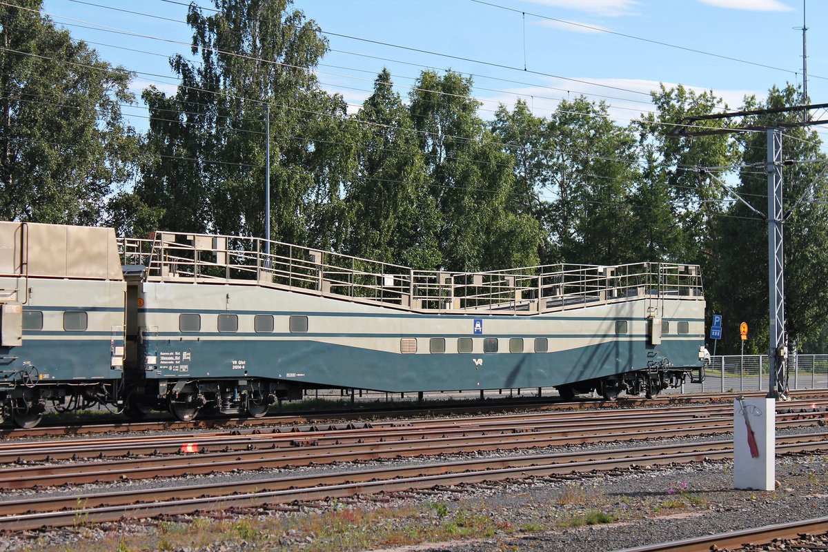 Portrait vom Autotransportwagen VR 31014-4 (Bauart Gfot), als dieser am Nachmittag des 09.07.2019 zusammen mit zwei weiteren Autotransportwagen an der Laderampe im Bahnhof von Oulu stand.