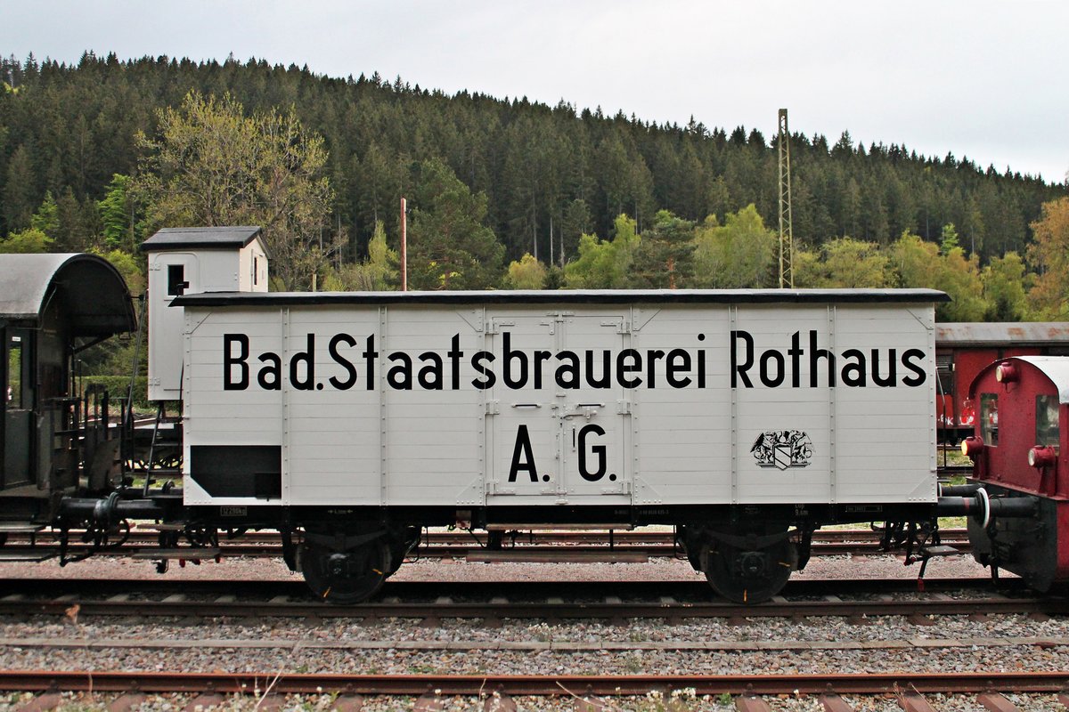 Portrait vom Bierkühlwagen  Badische Staatsbrauerei Rothaus  (Baujahr 1927) der IG 3Seenbahn am Abend des 29.04.2018 als dieser frisch nach seiner Revision und noch mit fehlender Beschriftung von der Köf 6586 (ex. 323 878-9) an den Pendelzug im Museumsbahnhof in Seebrugg rangiert wurde.