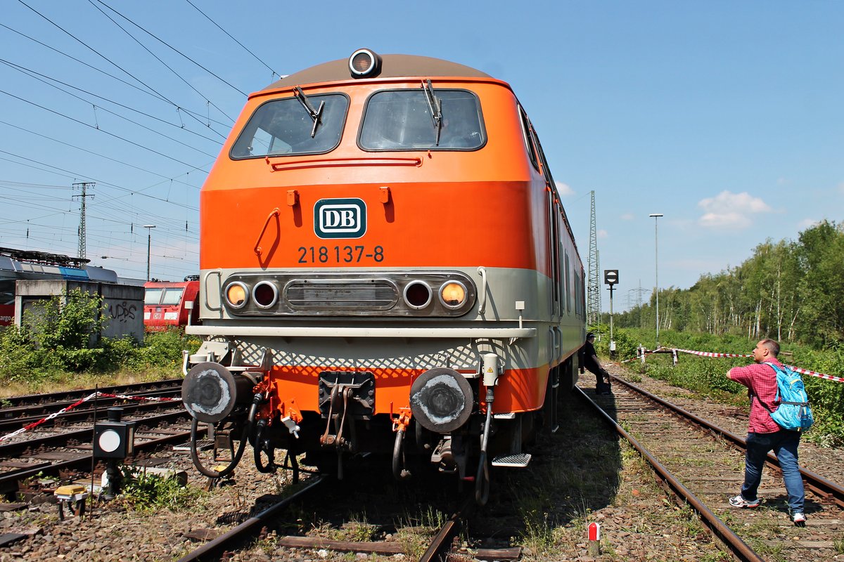 Portrait von CityBahn 218 137-8, als diese am 22.06.2019 am äußersten Rand des DB Museums in Koblenz Lützel stand und während des Sommerfestes von Innen und Außen begutachtet werden konnte.
