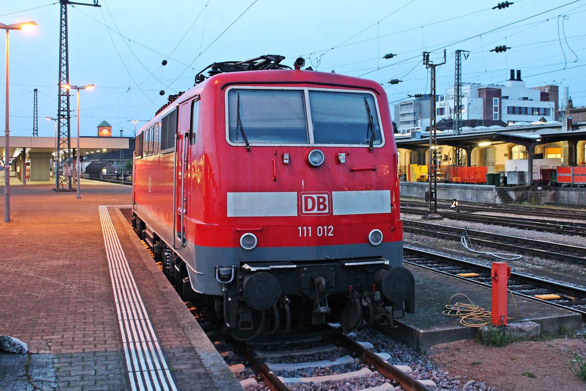 Portrait von der Dortmunder 111 012, als diese am frühen Morgen des 12.04.2019 auf Gleis 95 im Badischen Bahnhof von Basel abgestellt stand und auf ihren Rückleistung nach Altenbeken wartete. Am Tag zuvor brachte sie einen Pilgerzug, welcher nach Lourdes verkehrte, in die Schweiz.