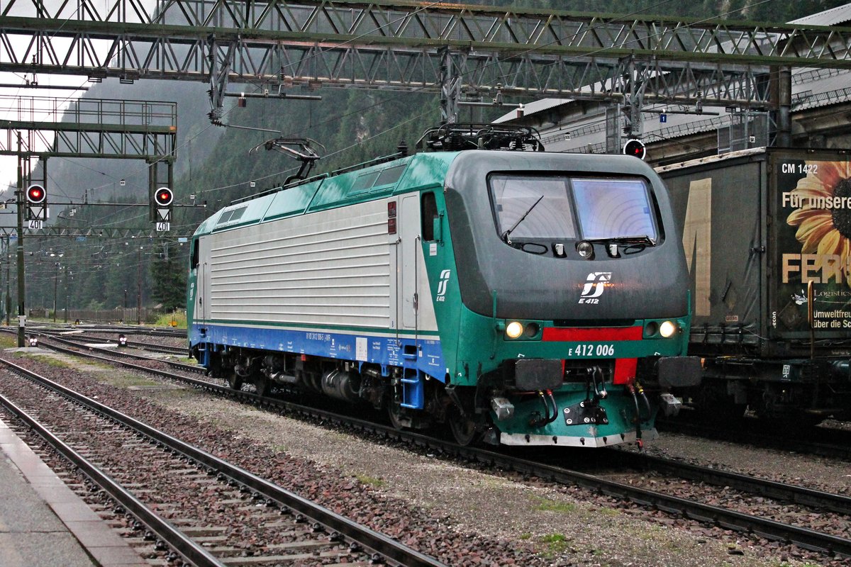Portrait von E 412 006, als diese im Regen am Abend des 05.07.2018 im Bahnhof von Brennero an einen KLV rangierte, um diesen später in Richtung Verona zu befördern.