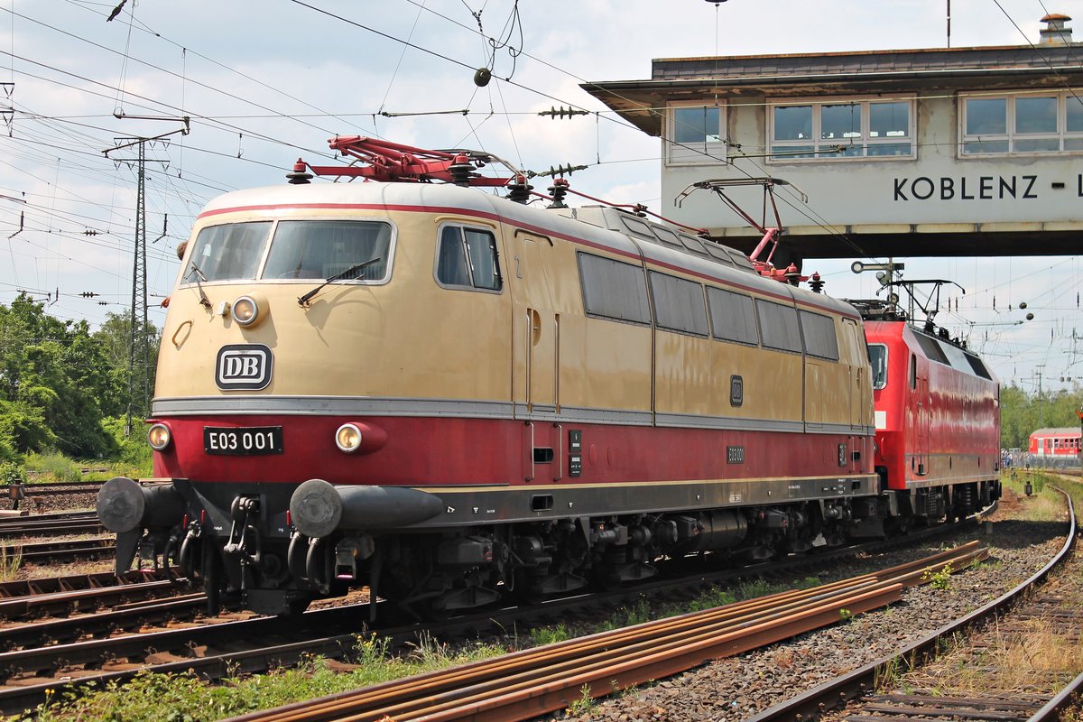 Portrait von E03 001, als diese am Nachmittag des 22.06.2019 an der Fahrzeugparade des Sommerfestes vom DB Museum in Koblenz Lützel teilnahm. Aufgrund eines kleinen Defekts, konnte die E03 001 nicht selber fahren, weshalb sie von der 120 101-1 vors Publikum geschoben wurde.