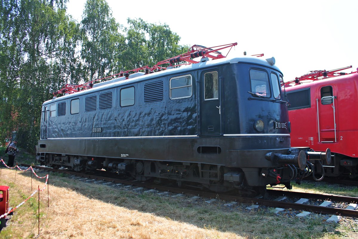 Portrait von E10 005, als diese am 22.06.2019 auf einem Abstellgleis der Drehscheibe im DB Museums in Koblenz Lützel während des Sommerfestes stand.