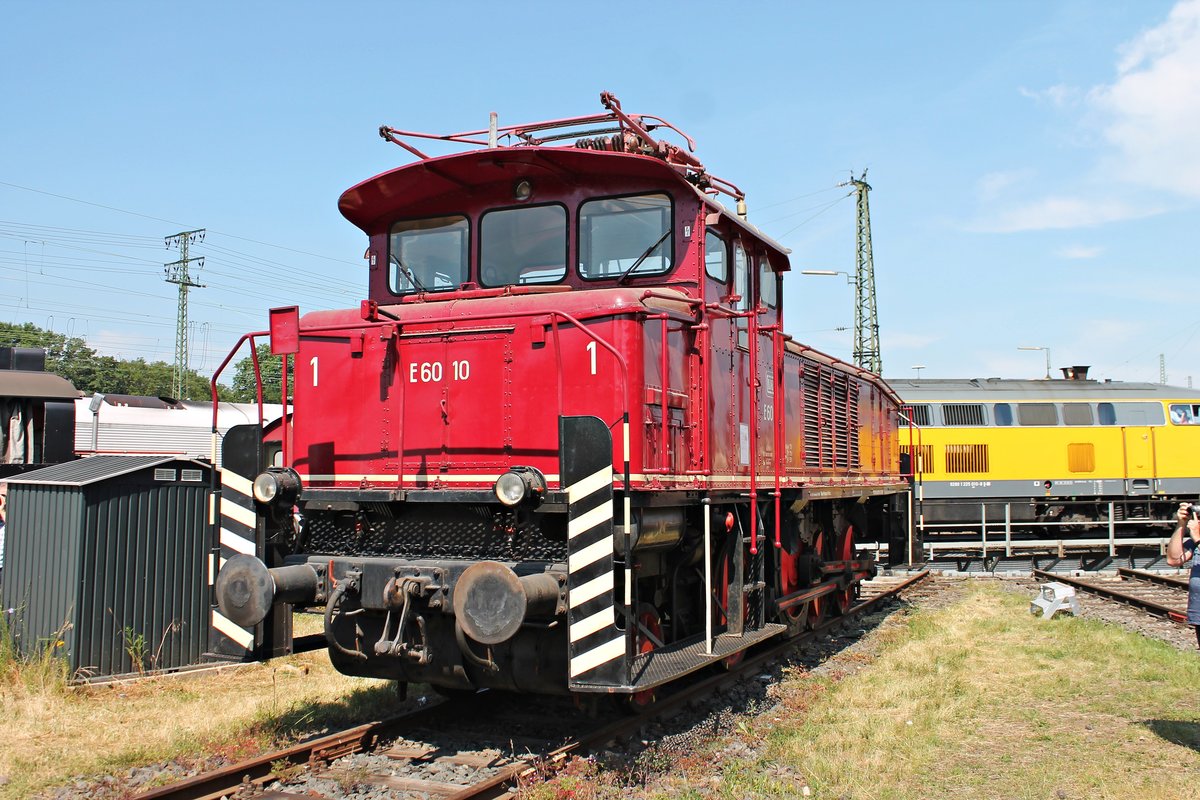 Portrait von E60 10, als diese am 22.06.2019 auf einem Abstellgleis der Drehscheibe im DB Museums in Koblenz Lützel während des Sommerfests stand.