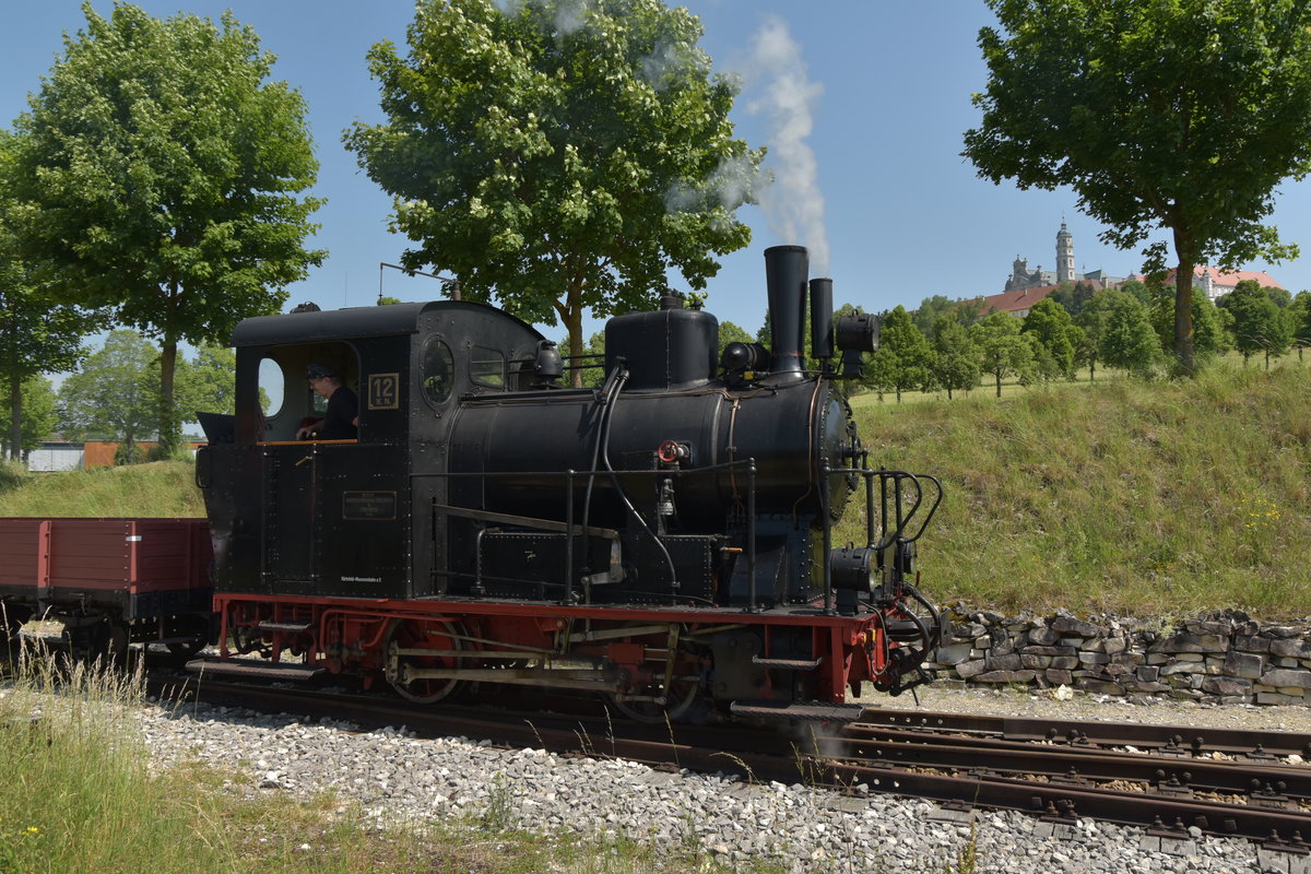 Portrait der den ersten Dampfzug an den Bahnsteig rangierende Lok Nr.12 der Härtsfeldbahn, natürlich vor der Kulisse des Klosters Neresheim. Donnerstag den 15.6.2017