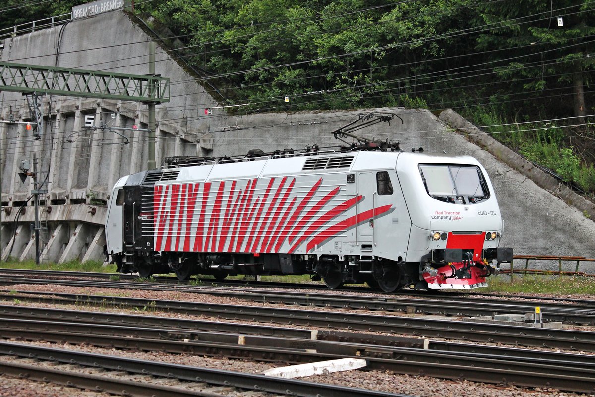 Portrait von EU43-004, als diese am Morgen des 05.07.2018 durch den Bahnhof von Brennero an einen gemischten Güterzug, an dem die MRCE/LM ES 64 F4-023 (189 923-6) als Wagenlok hing, rangierte.
