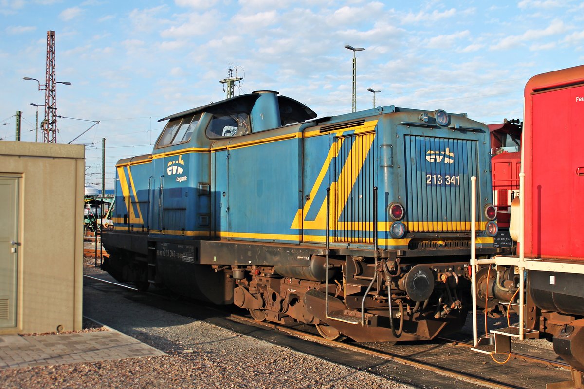 Portrait von EVB 213 341 (ex. MWB V 1354), als diese am späten Nachmittag des 24.03.2019 zusammen mit EVB 211 061 (ex. 410 05) im Hafen von Bremerhaven abgestellt stand und auf den nächsten Einsatz wartete. (Foto wurde durch Zaun fotografiert)