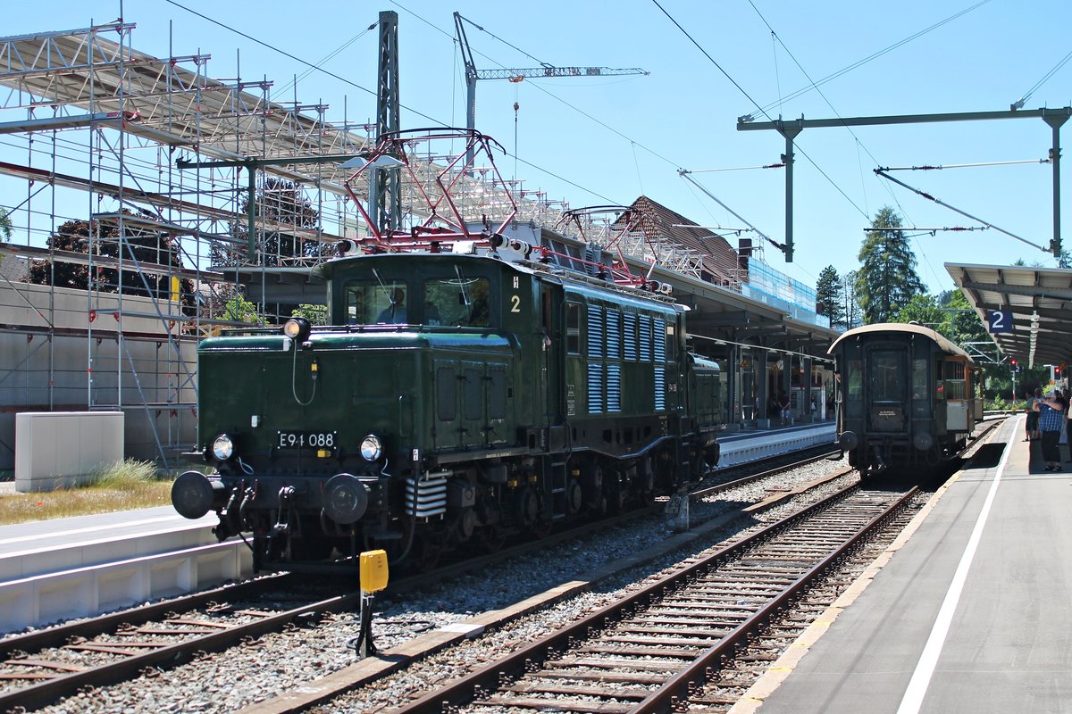 Portrait von EZW E94 088, als diese am Mittag des 29.06.2019 ans andere Ende ihres privaten Sonderzuges (Seebrugg - Neustadt (Schwarzw.) - Freiburg (Brsg) Hbf) im Bahnhof von Titisee umsetzt und dafür über Gleis 1 rangiert.