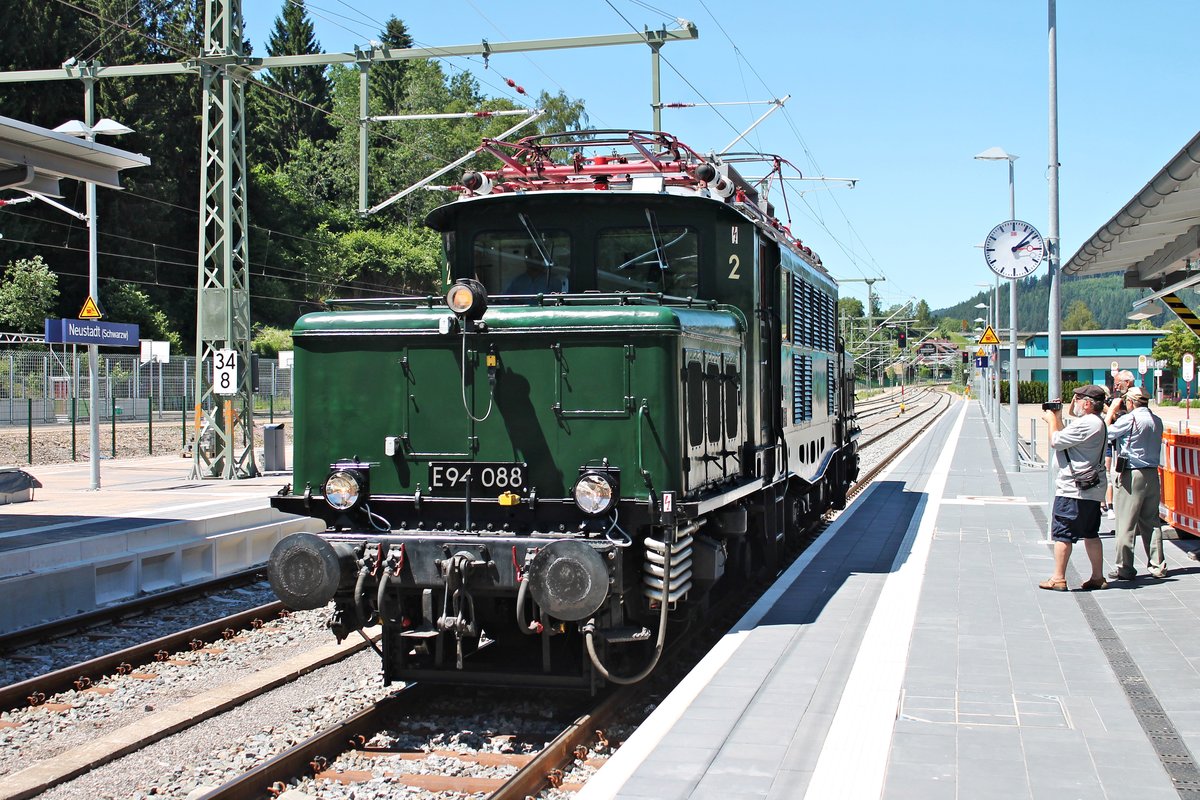 Portrait von EZW E94 088, als diese am Nachmittag des 29.06.2019 sich ans andere Ende ihres privaten Sonderzuges (Seebrugg - Neustadt (Schwarzw.) - Freiburg (Brsg) Hbf) im Bahnhof von Neustadt (Schwarzw.) setzte.