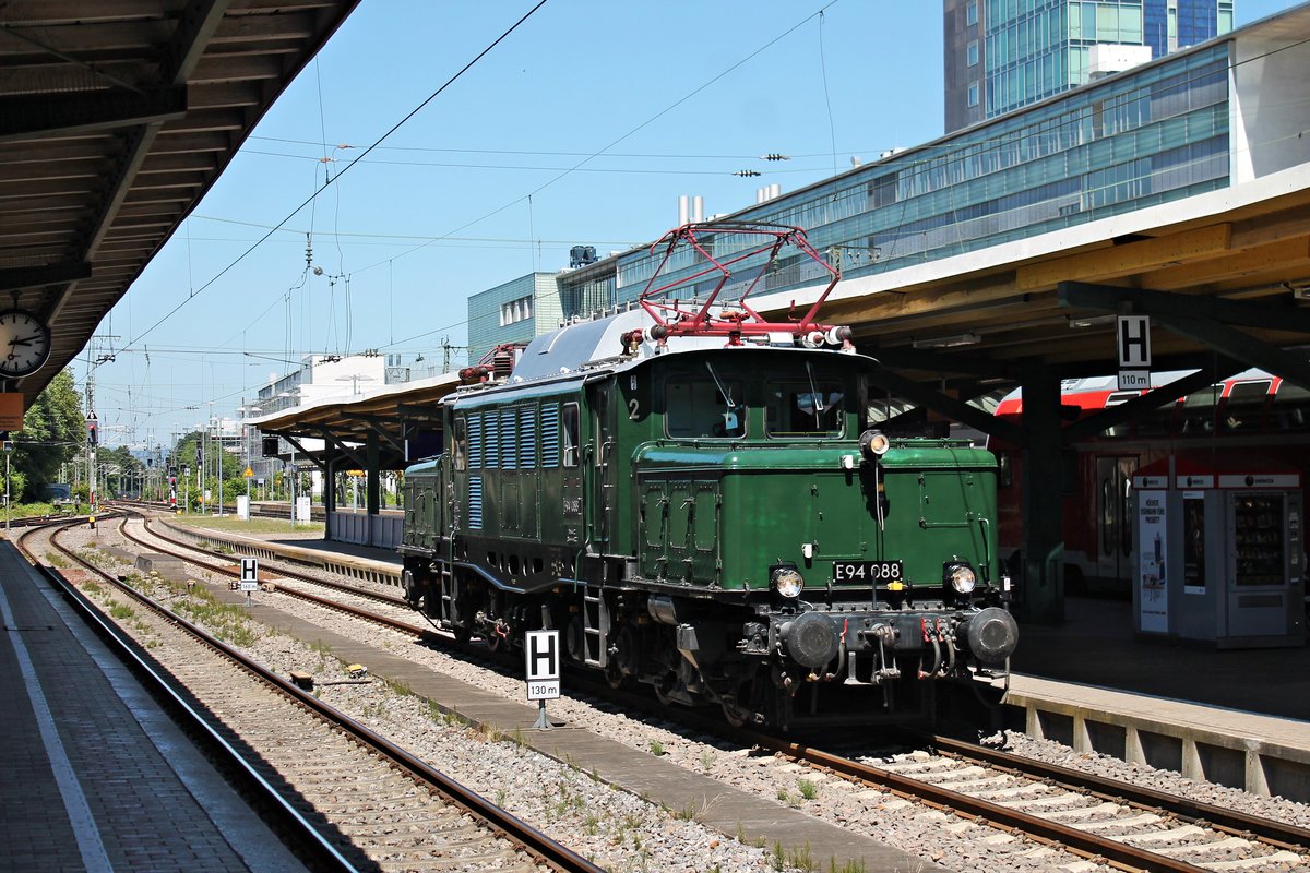 Portrait von EZW E94 088, als diese am Nachmittag des 29.06.2019, nachdem sie mit ihrem privaten Sonderzug aus Seebrugg am Ziel in Freiburg (Brsg) Hbf ankam, sich wieder ans andere Ende ihres Zug es zu setzten, um dann wieder zurück in den Schwarzwald zu fahren.