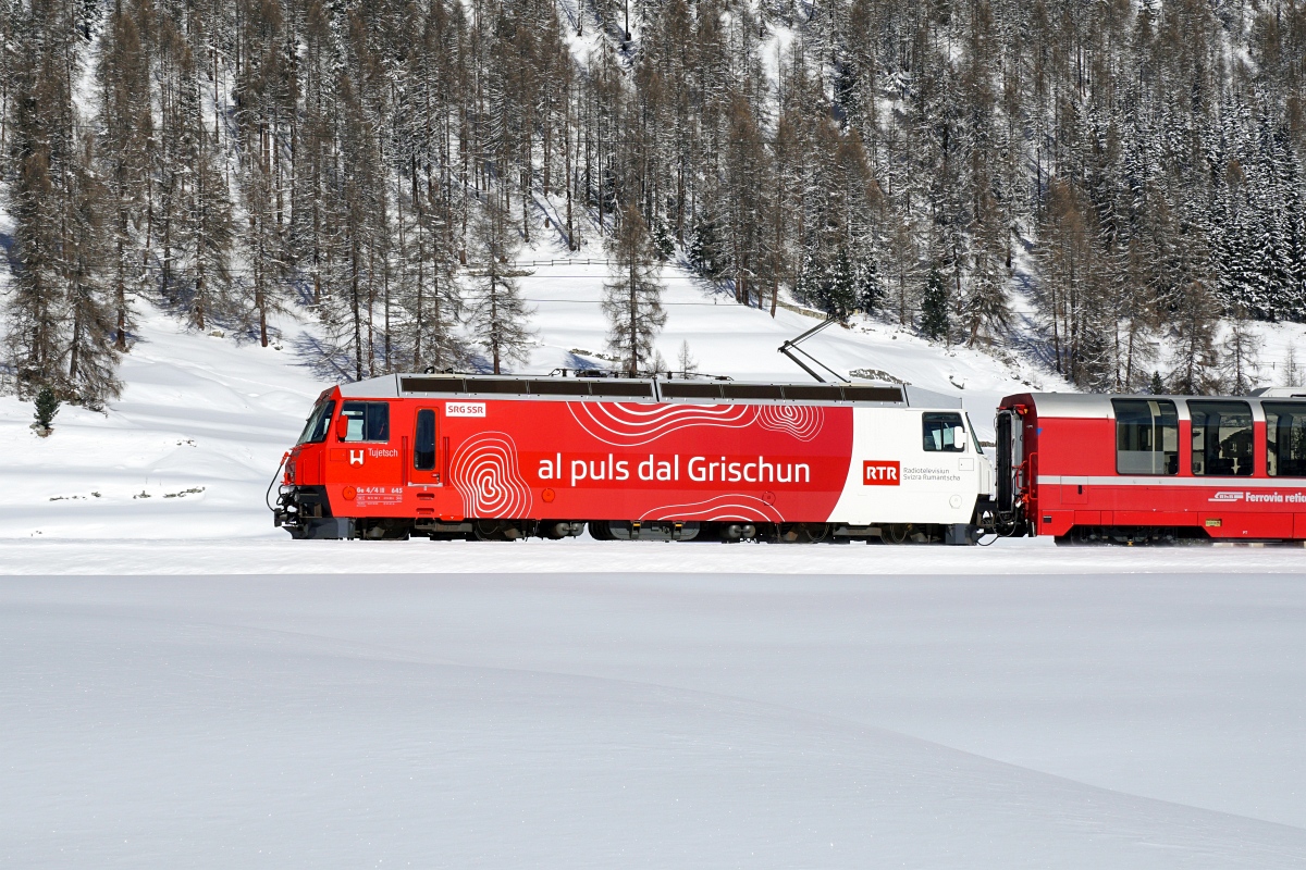 Portrait der Ge 4/4 III 645 (Bever, 11.02.2016).