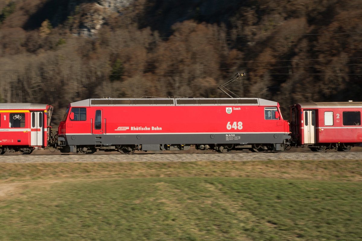 Portrait der Ge 4/4 III 648 am 04.12.2016 bei Malans.