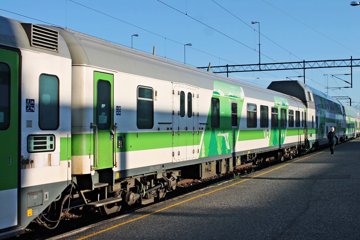 Portrait vom Halbgepäckwagen EFits 24201, als dieser am Abend des 08.07.2019, eingereiht im Nacht-IC 266 (Rovaniemi - Helsinki), am Bahnsteig im Bahnhof von Oulu stand.