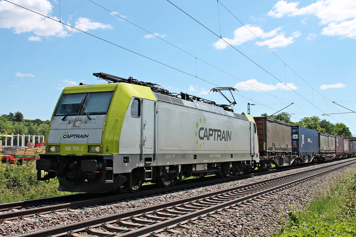 Portrait von ITL/CCW 186 158-2, als diese am Nachmittag des 29.05.2020 mit dem DGS 43558 (Gallarate - Geleen Lutterade) durchs Industriegebiet von Buggingen über die KBS 702 in Richtung Freiburg (Breisgau) fuhr.