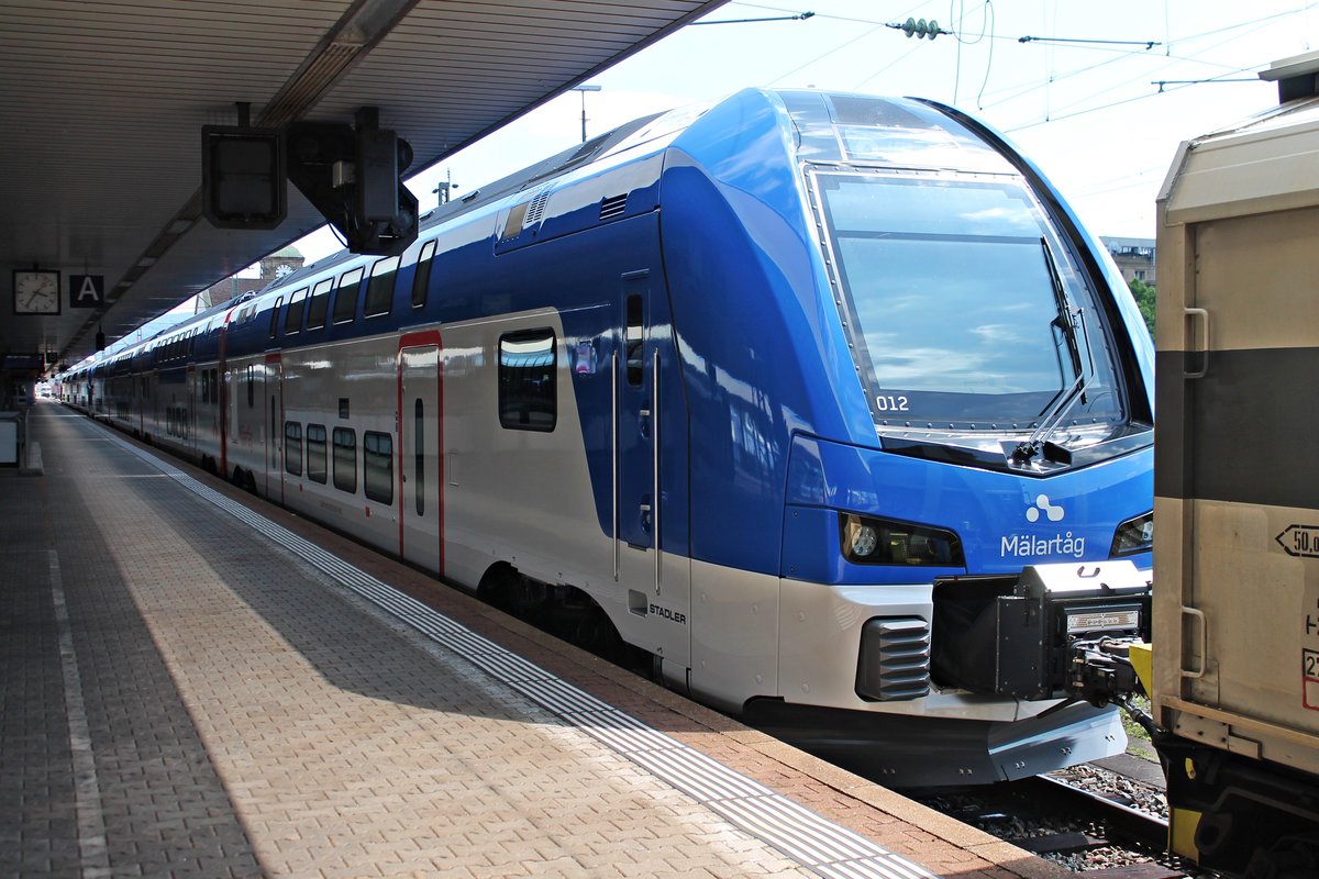 Portrait von Mälartåg-Triebzug 012 (701 612-2/701 112-3), als dieser am Nachmittag des 17.06.2019 zusammen mit einem weiteren Triebzug zwischen zwei Adapterwagen von RADVE auf Gleis 2 in Basel Bad Bf stand und auf den Weitertransport gen Deutschland wartete.