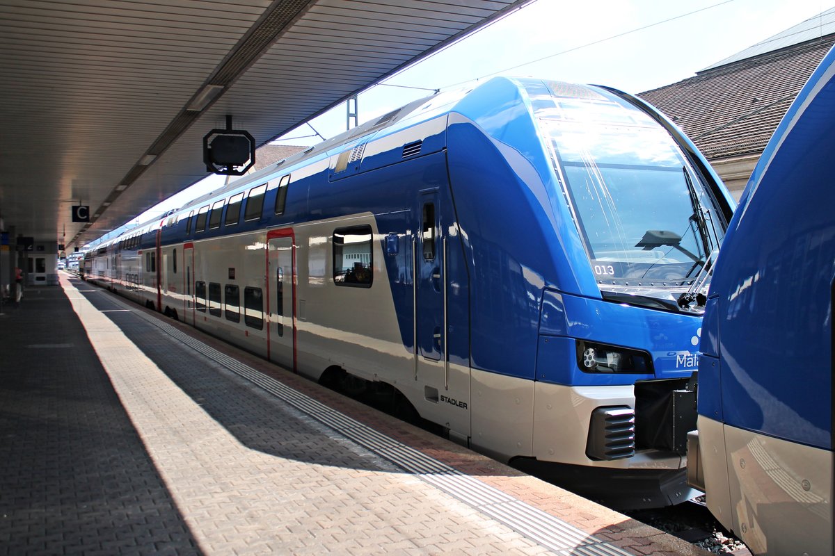 Portrait von Mälartåg-Triebzug 013 (701 613-0/701 113-1), als dieser am Nachmittag des 17.06.2019 zusammen mit einem weiteren Triebzug zwischen zwei Adapterwagen von RADVE auf Gleis 2 in Basel Bad Bf stand und auf den Weitertransport gen Deutschland wartete.