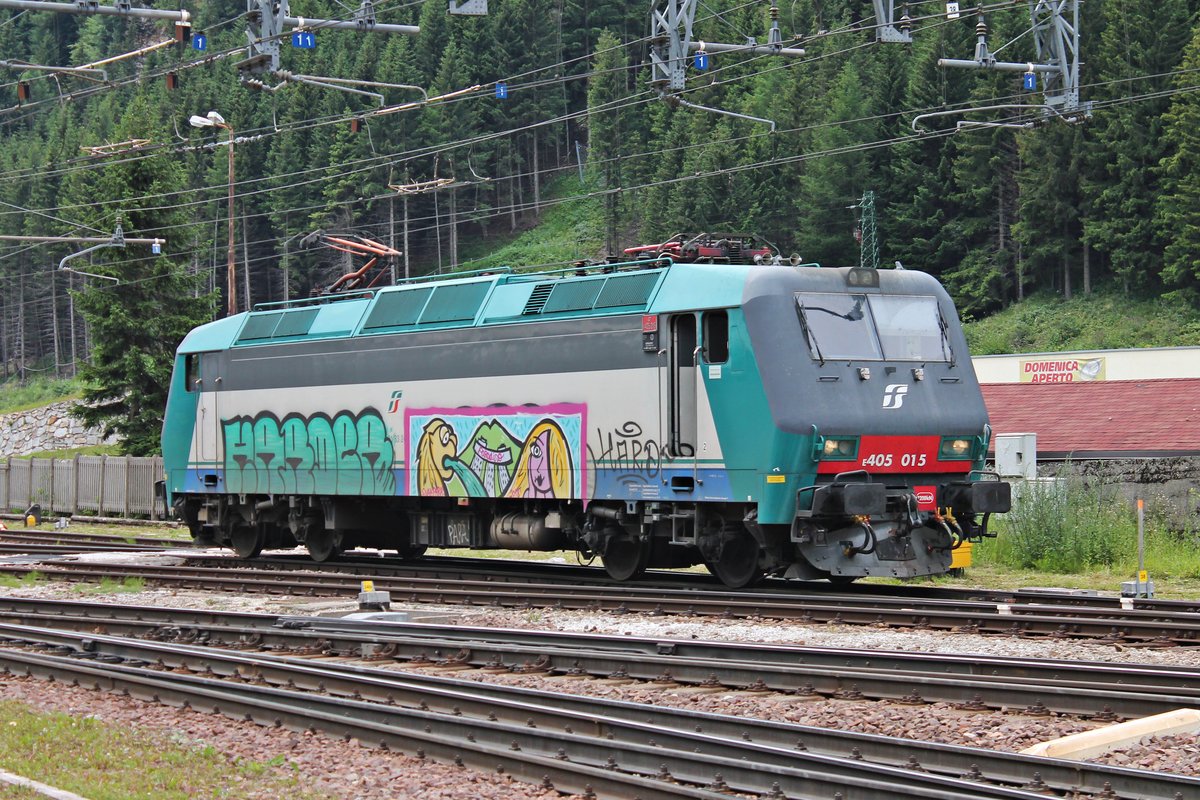 Portrait von MIR E 405 015, als diese am Mittag des 05.07.2018 durchs südliche Vorfeld vom Bahnhof von Brennero rangierte, um einen KLV nach Verona Q. E. zu übernehmen.