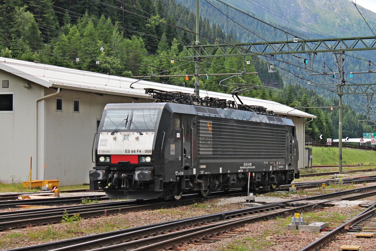 Portrait von MRCE/LM ES 64 F4-009 (189 909-5), als diese am 04.07.2018 durchs Vorfeld von Brennero zu ihrem gemischten Güterzug und E 189 912RT rangierte. Zuvor brachte sie den gleichen Zug zusammen mit 189 901 an den Brenner.