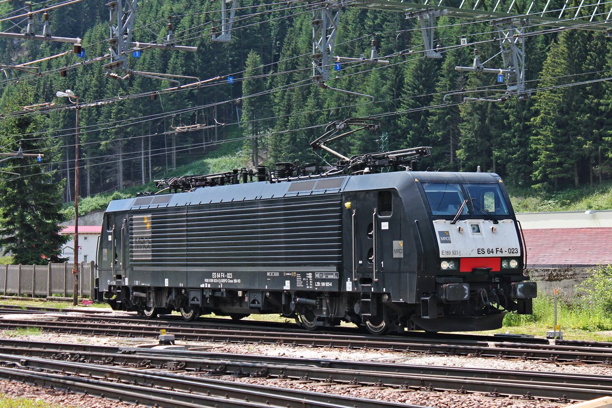 Portrait von MRCE/LM ES 64 F4-023 (189 923-6), als diese am Mittag des 04.07.2018 im Bahnhof von Brennero vom Abstellgleis in Richtung  TERRATRANS/paneuropa -KLV TEC 43821 (Bremmen Grolland - Verona Q. E.), den sie von 193 772  Viola  und MRCE/LM X4 E-662 (193 662-4) in Richtung Zielbahnhof übernehmen wird.
