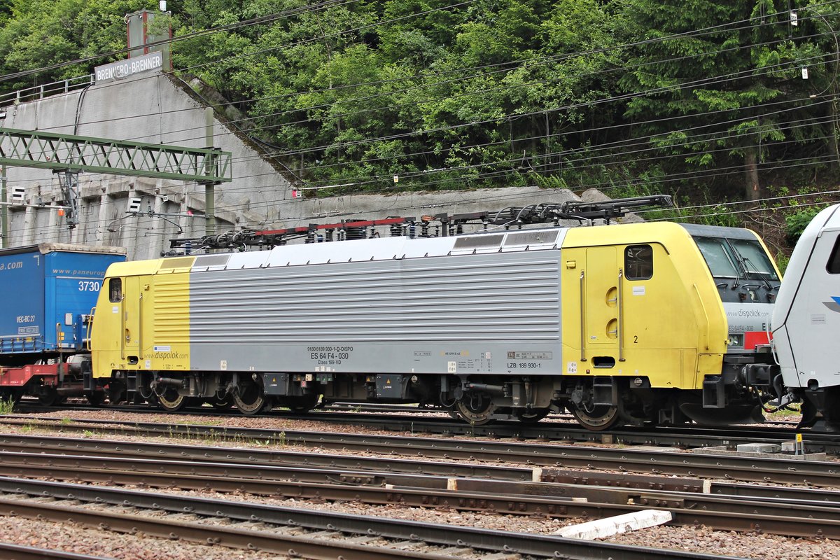 Portrait von MRCE/LM ES 64 F4-030 (189 930-1), als diese am 05.07.2018 als Wagenlok in einem KLV von RTC EU43-002 bei der Ausfahrt aus dem Grenzbahnhof Brennero eingereiht war. Zuvor brachte die 189er zusammen mit 193 772  Viola  den Güterzug in den Grenzbahnhof.