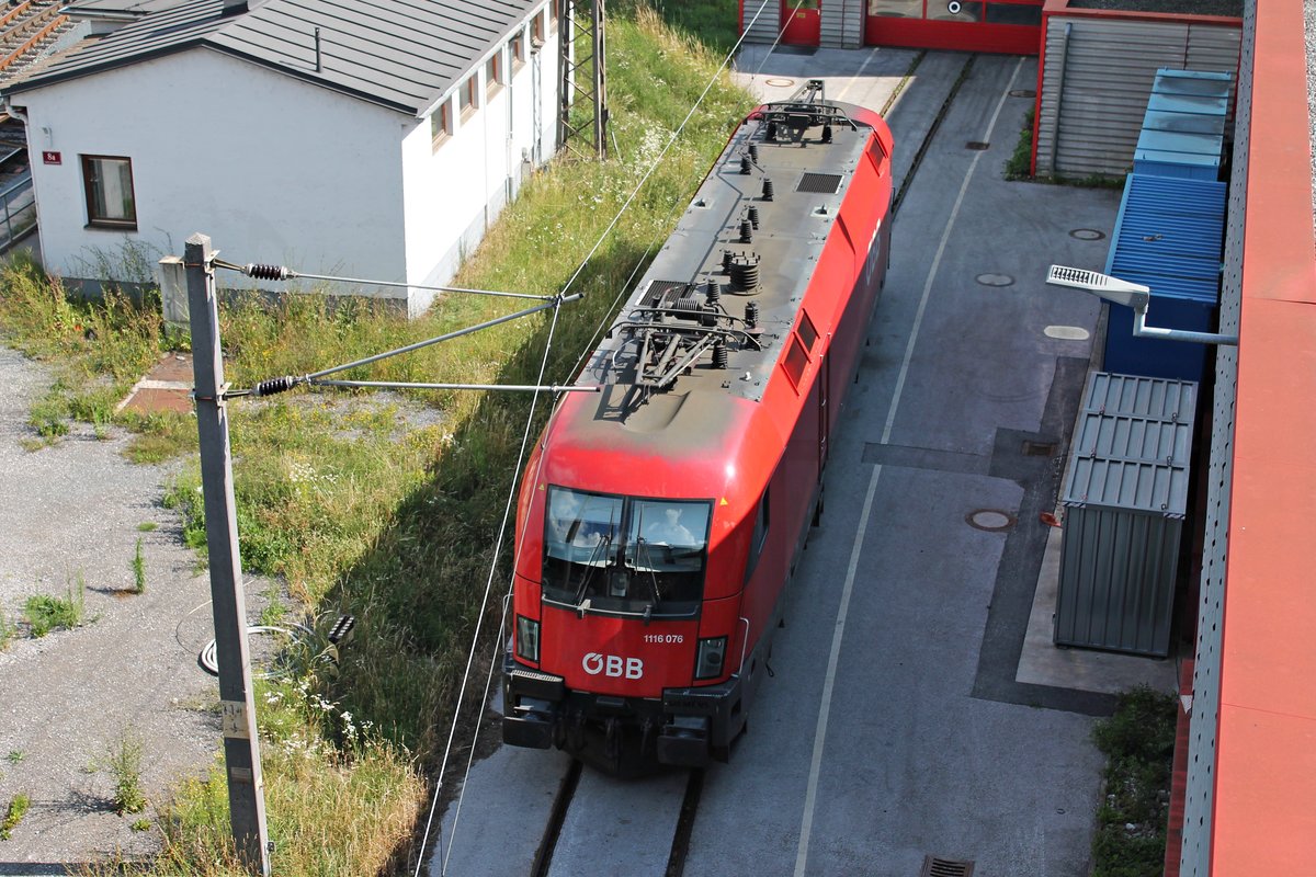 Portrait von ÖBB 1116 076, als diese am 30.06.2018 alleine vor der Wartungshalle der Zfl. Innsbruck abgestellt stand und auf ihren nächsten Einsatz wartete.