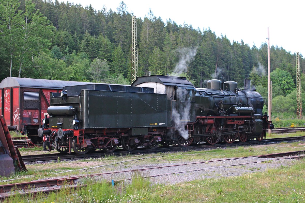 Portrait von P8 2455  Posen  (38 460), als diese am Abend des 16.06.2019 im Museumsbahnhof der IG 3Seenbahn e.V. in Seebrugg abgestellt wurde, nachdem sie den ganzen Tag über dreimal zwischen Seebrugg und Titisee gependelt ist.