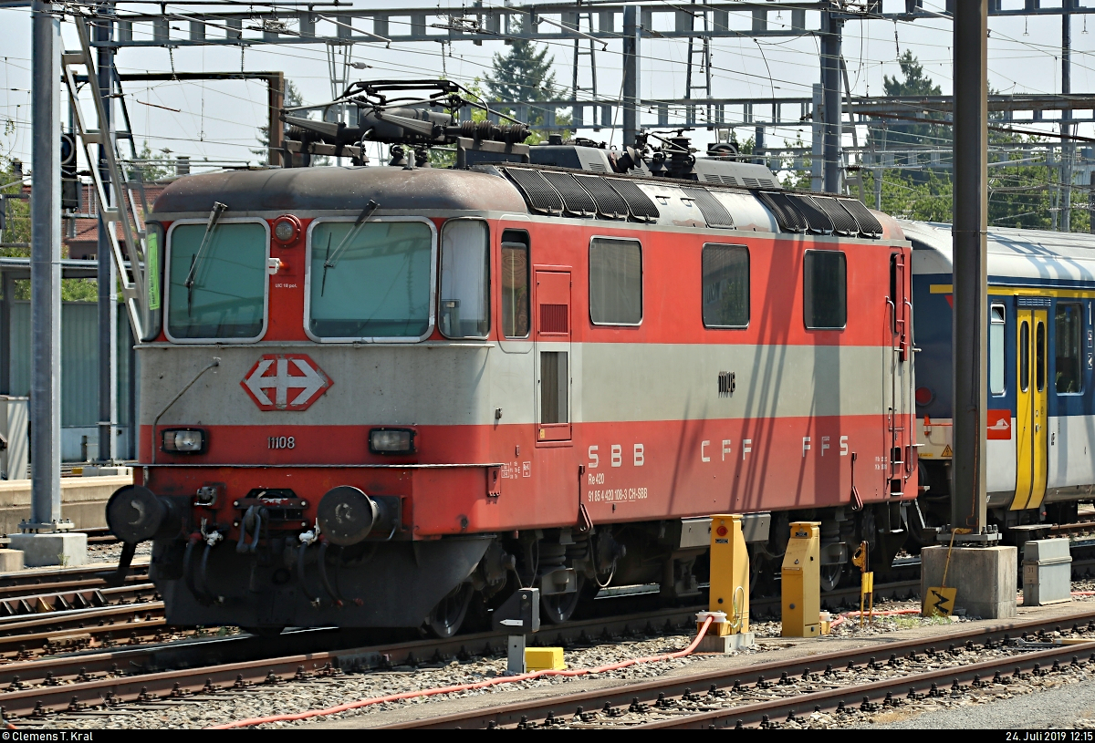 Portrait von Re 4/4 II 11108 (420 108-3) SBB, in ehemaliger  Swiss Express -Farbgebung, die mit drei Einheitswagen I (Wagen für NPZ) der SBB im Bahnhof Biel/Bienne (CH) abgestellt ist.
Aufgenommen von Bahnsteig 9/10.
[24.7.2019 | 12:15 Uhr]