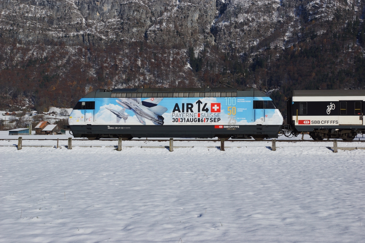 Portrait der Re 460 014-4, welche für die Airshow  AIR 14  wirbt (Flums, 01.12.2013).