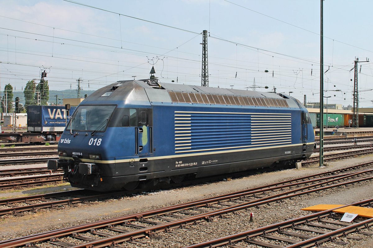 Portrait von Re 465 018-0, als diese am 05.05.2018 abgestellt im BLSC-Abstellbereich im Badischen Bahnhof von Basel stand und dort auf ihren nächsten Einsatz wartete.