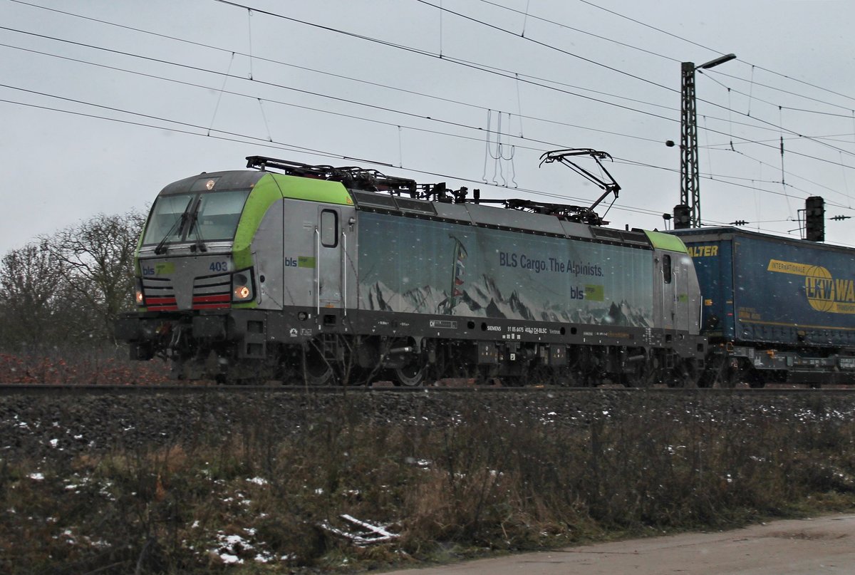 Portrait von Re 475 403, als diese am Mittag des 10.01.2019 bei leichtem Schneefall mit einem  LKW Walter -KLV bei Müllheim (Baden) durchs Rheintal in Richtung Freiburg (Breisgau) fuhr.