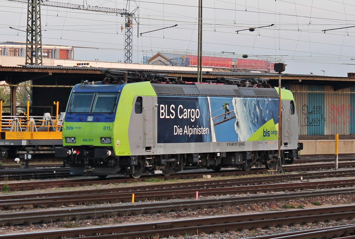 Portrait von Re 485 011, als diese am frühen Morgen des 07.05.2019 im nördlichen Vorfeld vom Badischen Bahnhof von Basel abgestellt stand und auf ihren nächsten Einsatz wartete.