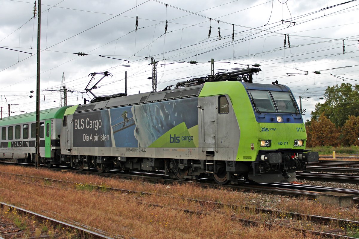 Portrait von Re 485 011, als diese am Nachmittag des 25.09.2019 vom Hafengleis her mit einer RoLa (Freiburg (Brsg) Rbf - Novara Boschetto) in den Badischen Bahnhof von Basel einfuhr in Richtung Rangierbahnhof Muttenz.