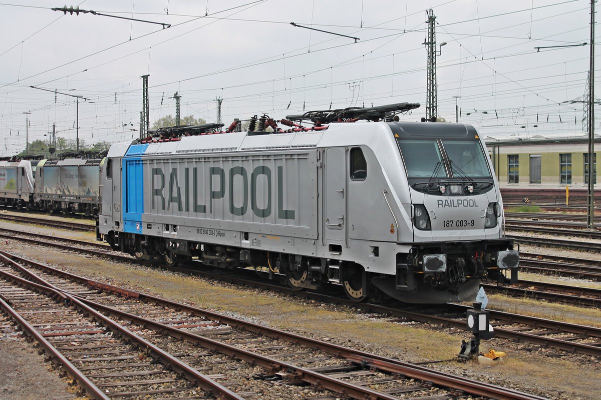 Portrait von Rpool/BLSC 187 003-9, als diese am Nachmittag 30.04.2019 zusammen mit Re 475 402 und Rpool/BLSC 187 008-8  Spitze seit einem Jahr - bls cargo  im nördlichen Vorfeld vom Badischen Bahnhof von Basel abgestellt war.