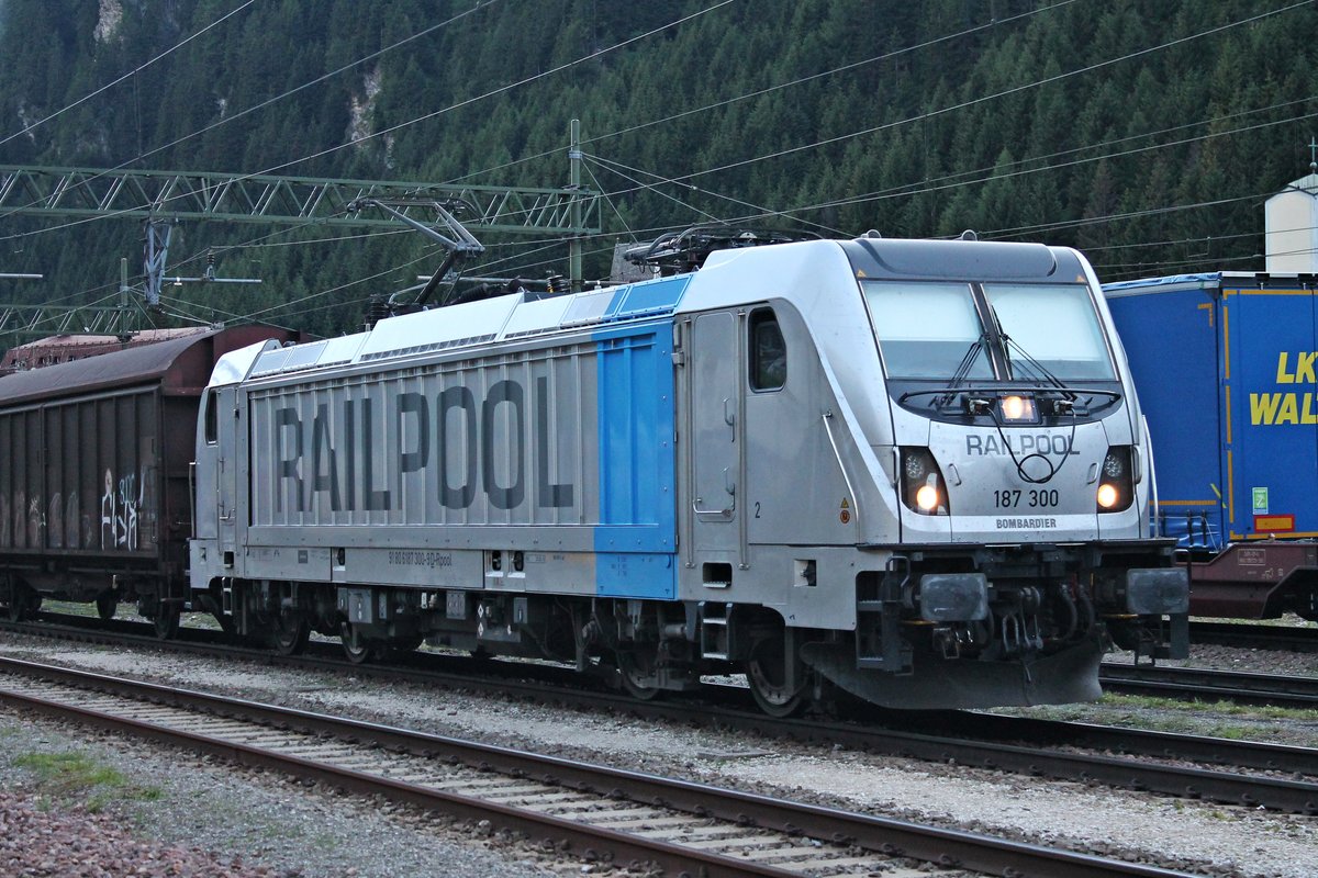Portrait von Rpool/LM 187 300 am Abend des 04.07.2018, als diese mit einem gemischten Güterzug im Bahnhof vom Brenner stand und auf die Ausfahrt in Richtung Inntal wartete.