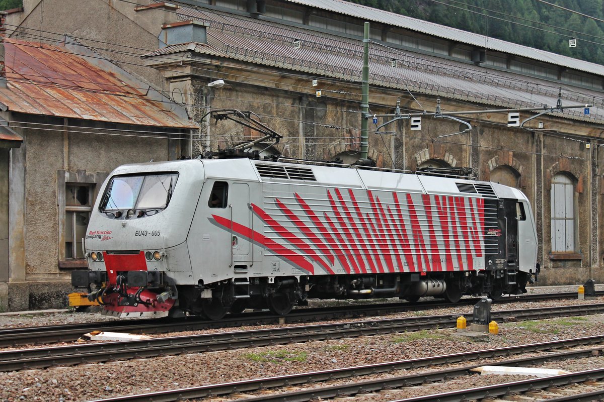 Portrait von RTC EU43-005, als diese am Nachmittag des 05.07.2018 durchs südliche Vorfeld von Brennero rangierte, um einen  LKW Walter -KLV nach Verona Q. E. zu übernehmen der zuvor von MRCE/LM ES 64 F4-032 (189 932-7) und MRCE/LM X4 E-664 (193 664-0) in den Grenzbahnhof gebracht wurde.
