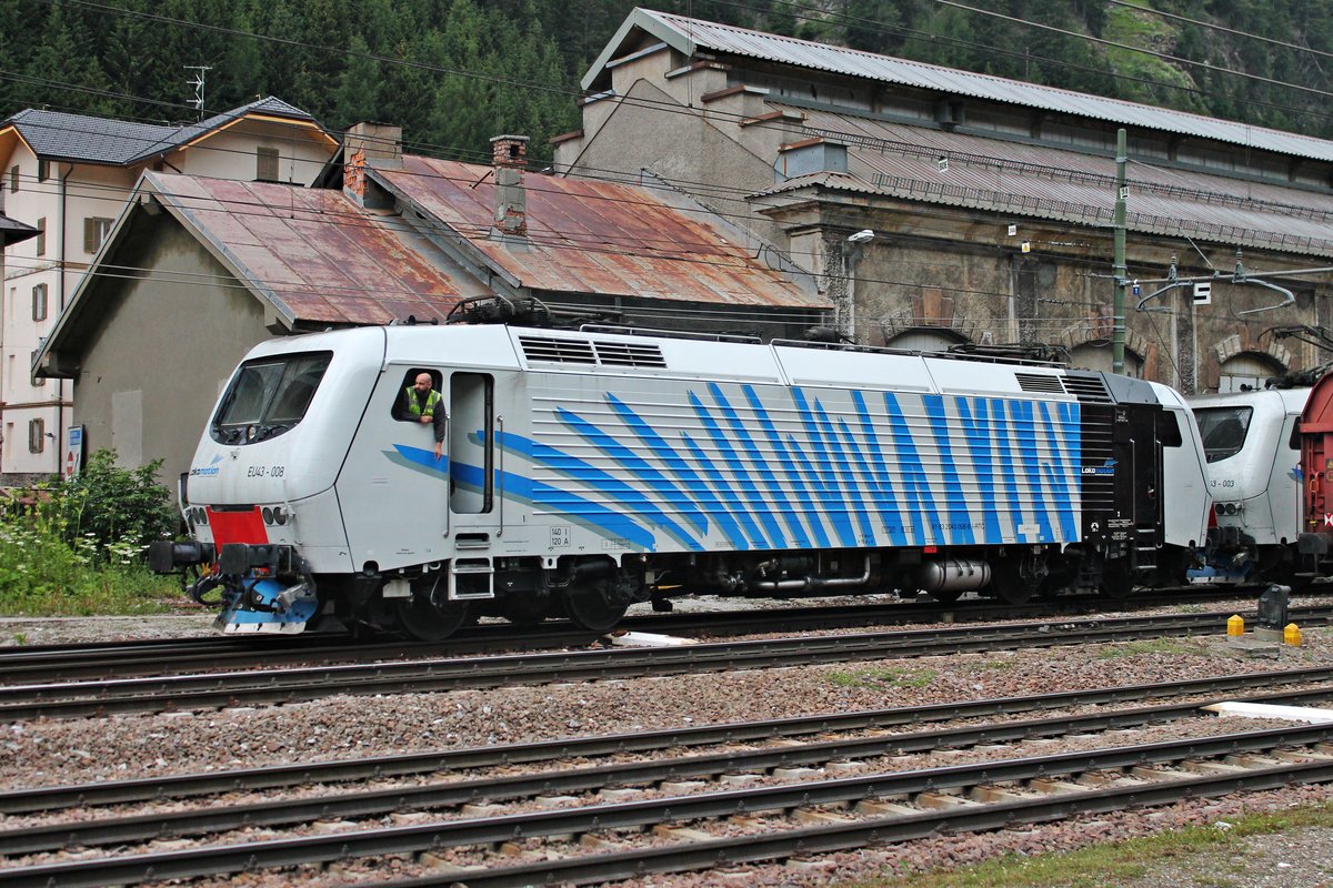 Portrait von RTC EU43-008, als diese am späten Nachmittag des 05.07.2018 zusammen mit RTC EU43-003 durch den Bahnhof von Brennero rangierte, um einen H-Wagenzug in Richtung Süden zu übernehmen. Zuvor brachten sie bereits einen H-Wagenzug aus Richtung Italien in den Grenzbahnhof.