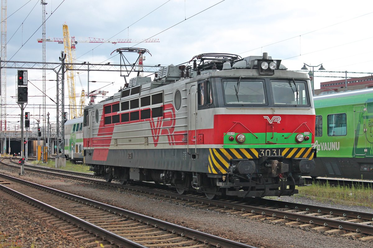 Portrait von Sr1 3031, als diese am Nachmittag des 11.07.2019 neben den Bahnsteigen im Bahnhof von Tampere stand und auf ihren nächsten Einsatz wartete.