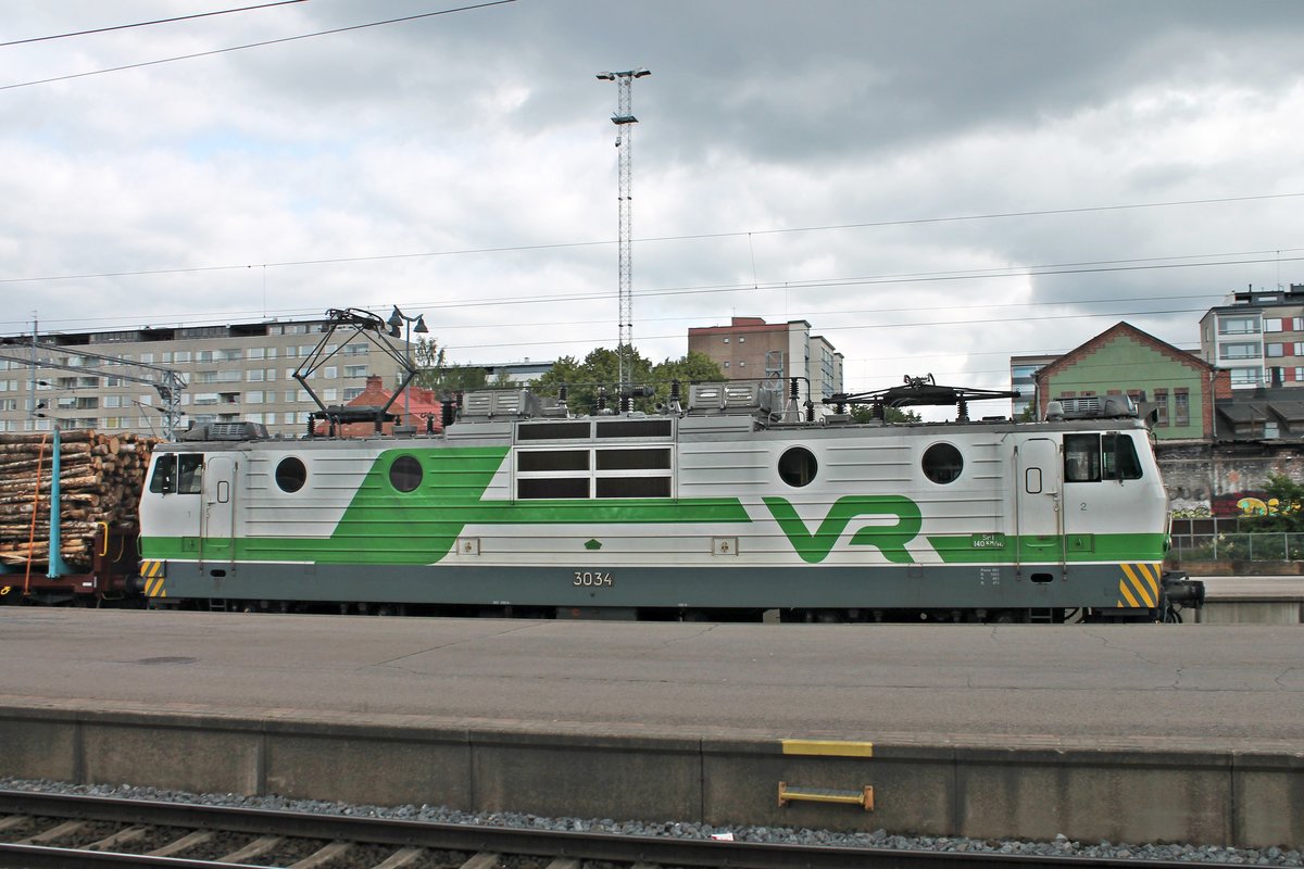 Portrait von Sr1 3034, als diese am Mittag des 11.07.2019 mit einem Holzzug durch den Bahnhof von Tampere in Richtung Güterbahnhof fuhr.