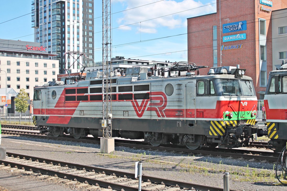 Portrait von Sr1 3104, als diese am Vormittag des 12.07.2019 zusammen mit Sr1 3005 und Sr1 3106 abgestellt neben den Bahnsteigen im Bahnhof von Tampere stand und wartete dort auf ihren nächsten Einsatz.